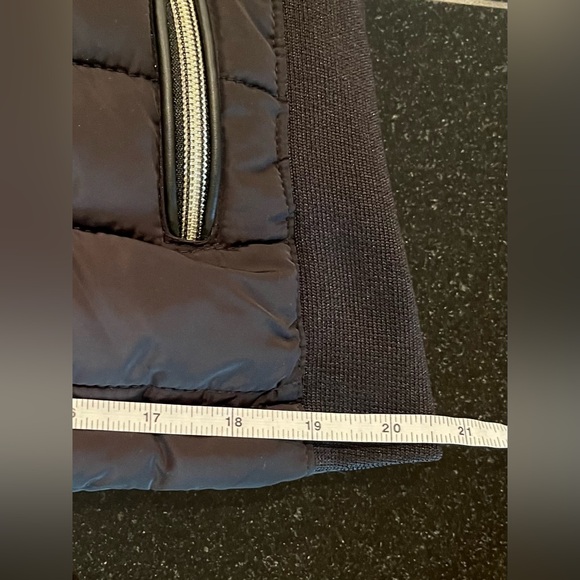 Greenlander Puffer Vest Faux Fur Hood removable Black Womens SZ. Large - Picture 11 of 16